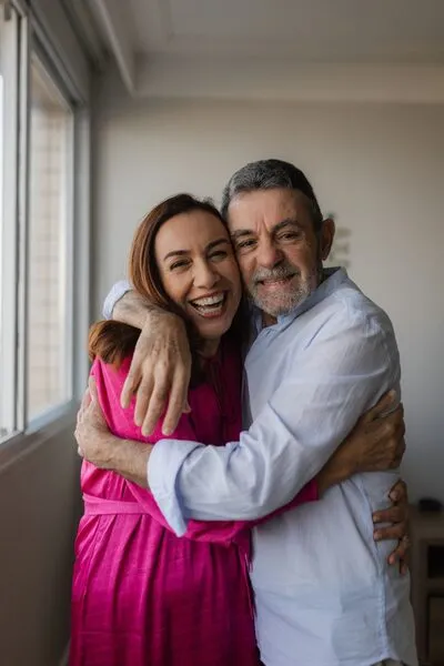 Casal feliz se abraçando, representando a terapia de casal